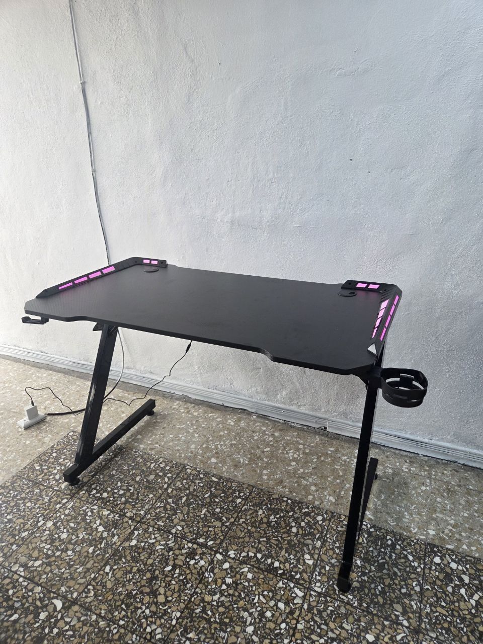 Escritorio gamer AeroCool GD3 negro ya armado con iluminación RGB y portavasos integrado — YIDRO Costa Rica